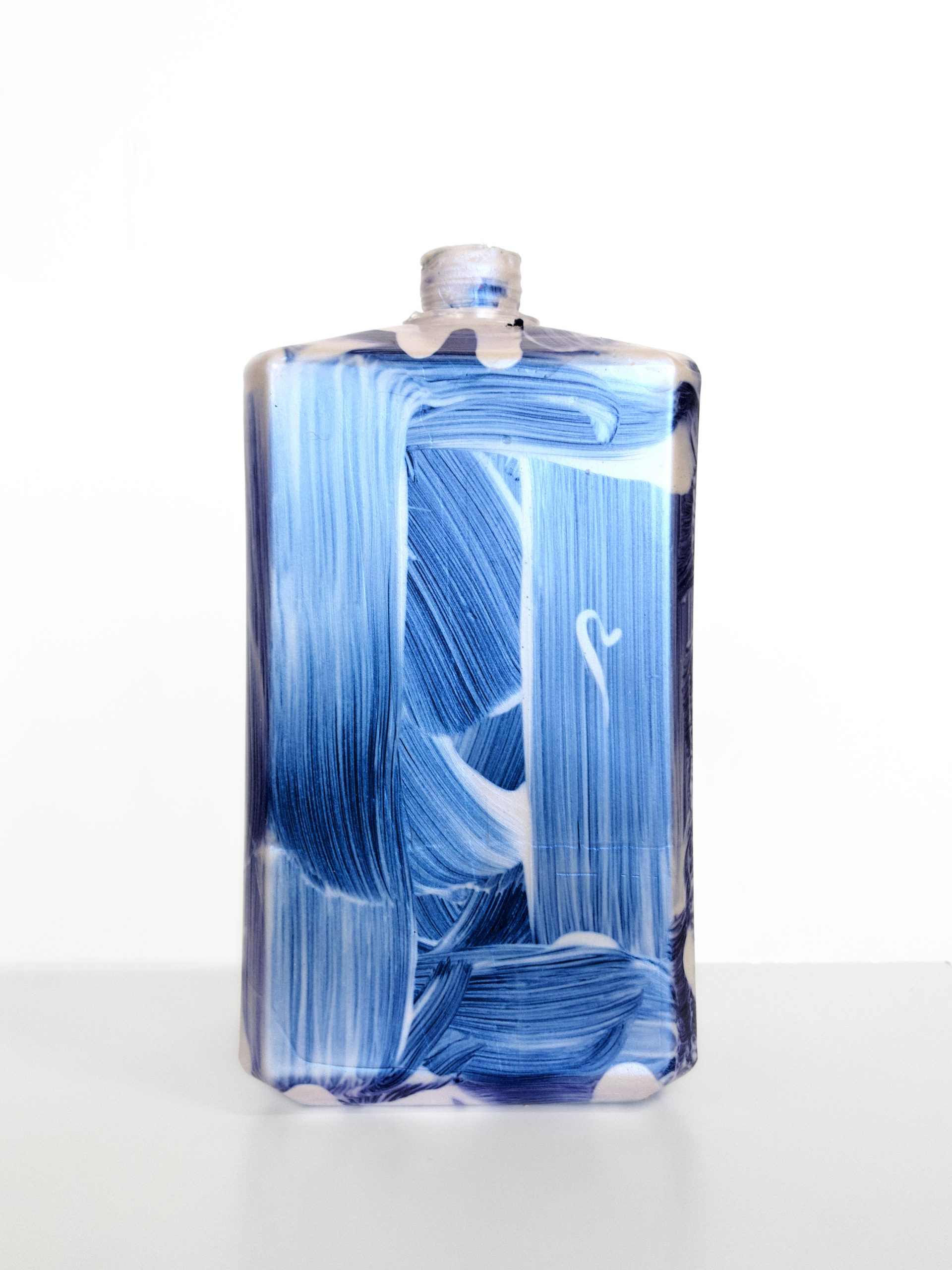 Oliver Roura. Acrilico 09, 2019 - 2023. pintura acrílica 19 x 9 x 7 cm.