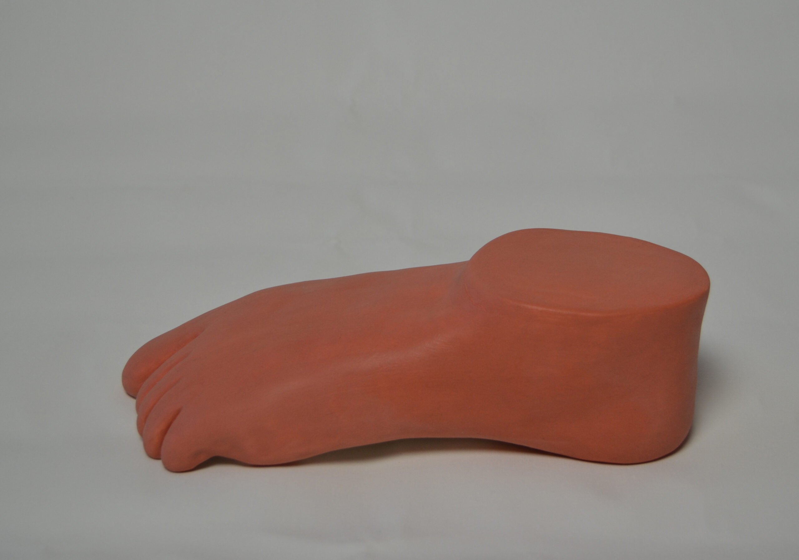 Rosalía Banet Homo Humus: Return to Nature (pie 4), 2020. Cerámica. Alto: 9cm. Ancho: 14cm. Largo: 30,5cm.