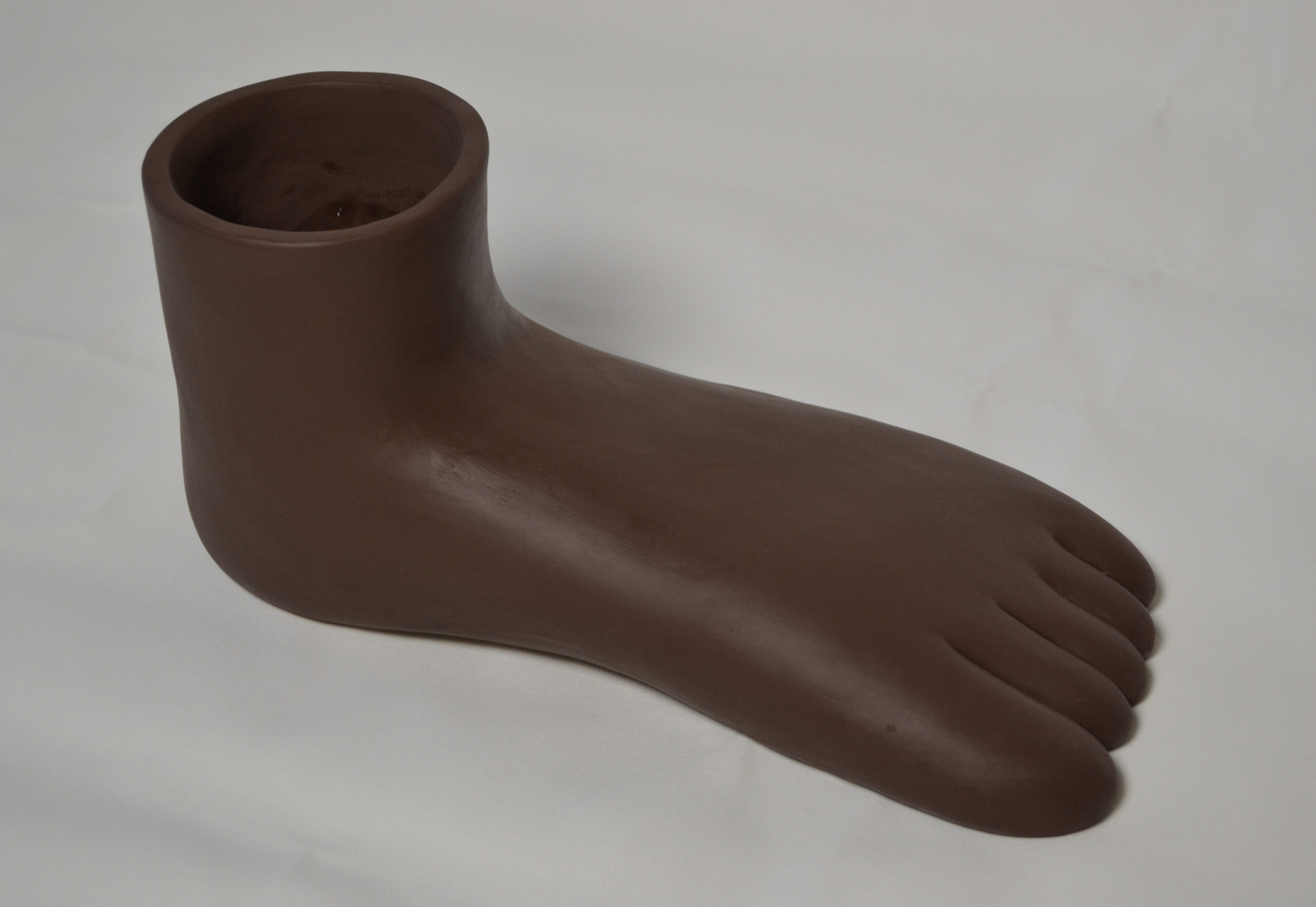 Rosalía Banet Homo Humus: Return to Nature (pie 7), 2020. Acrílico sobre cerámica. Alto: 16cm. Ancho: 18cm. Largo: 42cm.