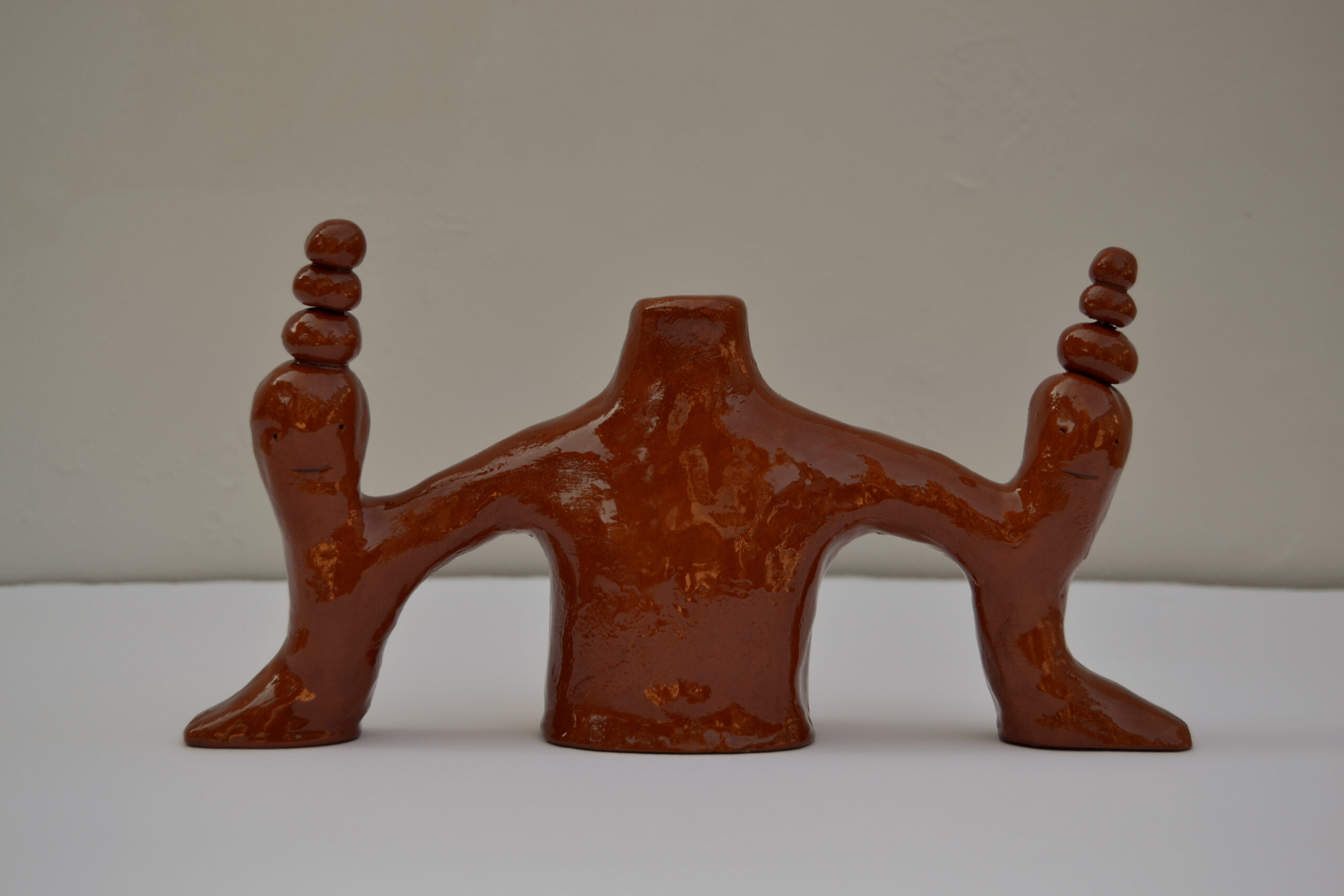 Rosalía Banet Torso dos cabezas, 2025. Barro y resina de epoxi. 14x27x5,5 cm.