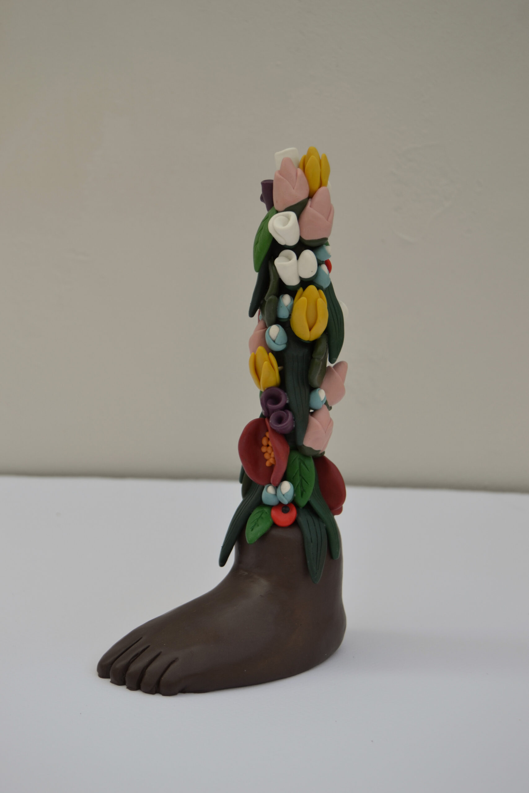 Rosalía Banet Tótem 4, 2025. Fimo. 23,5x12x5,4 cm